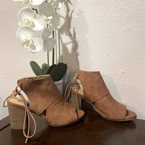 KENNETH COLE “Best Hit” Heels